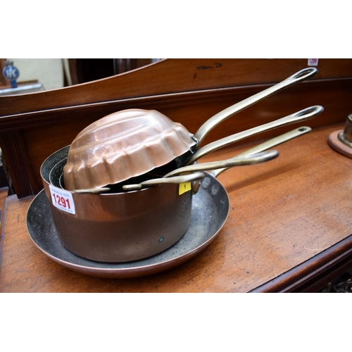 1291 - A graduated set of six copper saucepans; together with a similar frying pan; a jelly mould and one o... 