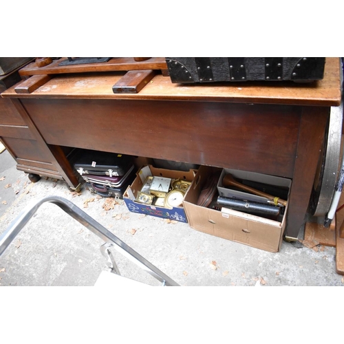 1330 - A large late 19th century mahogany desk, 153.5cm wide. 