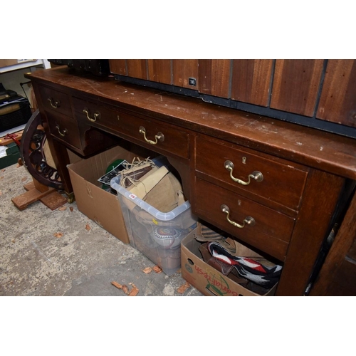 1330 - A large late 19th century mahogany desk, 153.5cm wide. 