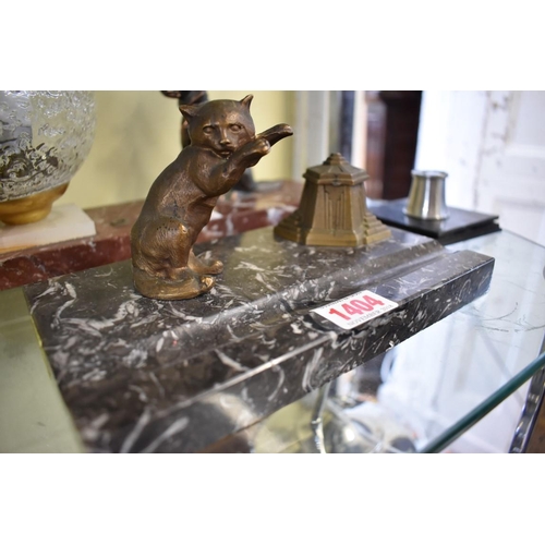 1404 - An Art Deco spelter and marble desk stand, surmounted with a cat, 21cm wide. 