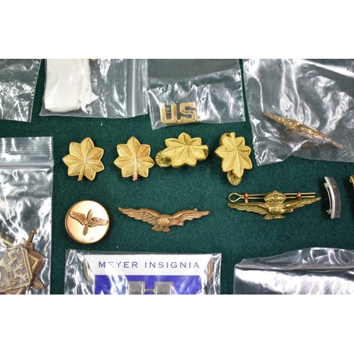 559 - A quantity of US Military buttons and insignia, to include collar insignia for a Major and a World W... 