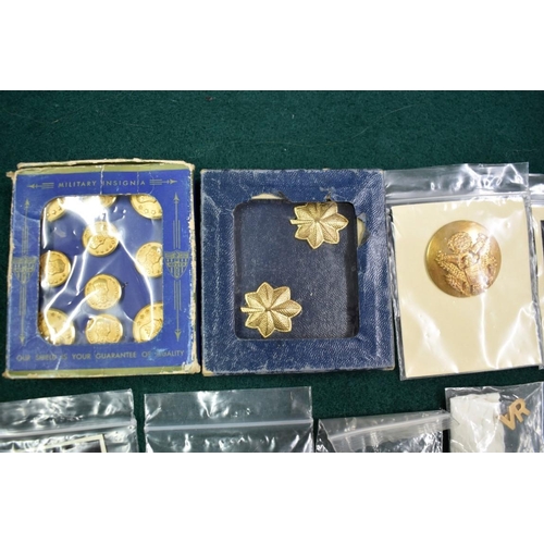 559 - A quantity of US Military buttons and insignia, to include collar insignia for a Major and a World W... 