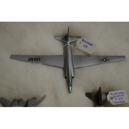 653 - A collection of diecast and resin US planes. (23)