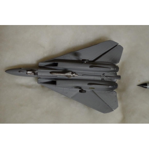 653 - A collection of diecast and resin US planes. (23)