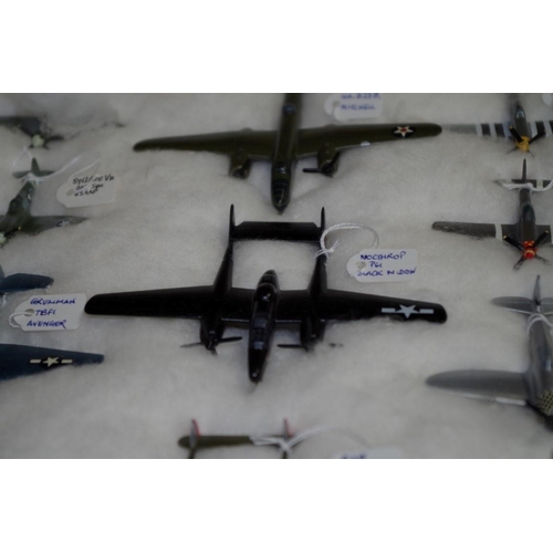 656 - A collection of diecast and resin planes. (32)