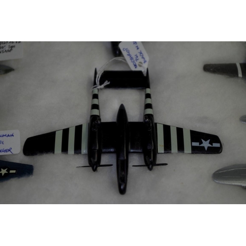 656 - A collection of diecast and resin planes. (32)