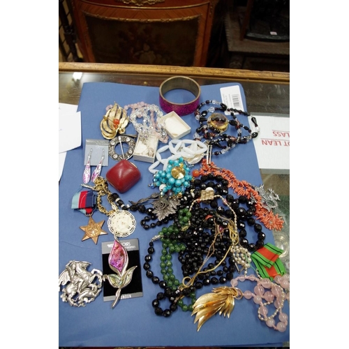 220 - A mixed bag of costume jewellery, to include boxed Swarovski pendant and earrings.