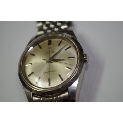 111 - An Omega Seamaster stainless steel gentlemans wristwatch, circa 1966, cal 552, 35mm case, serial num... 