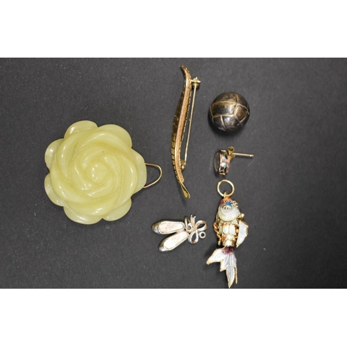 106 - A 9ct gold fern leaf brooch, 1.8g; together with a carved jade flower pendant; and four other jewell... 