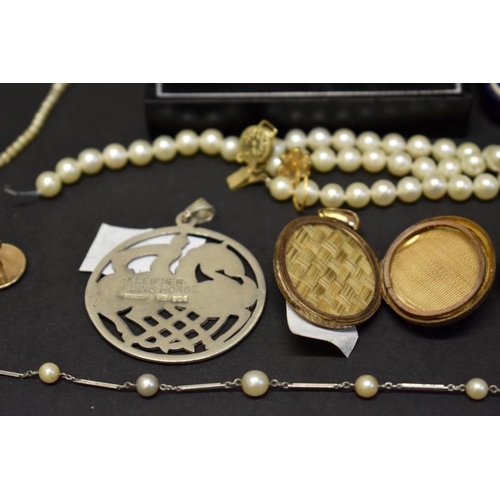 133 - A pearl necklace having 9ct gold clasp; together with two medallions; and other jewellery items.... 