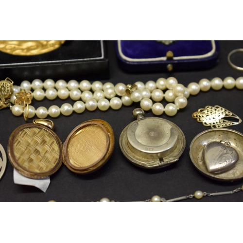 133 - A pearl necklace having 9ct gold clasp; together with two medallions; and other jewellery items.... 