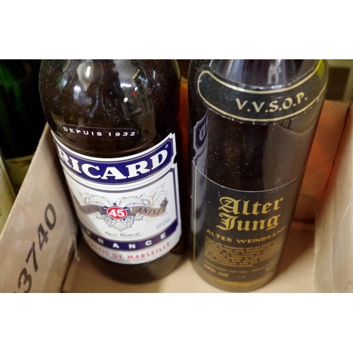 586 - Six various bottles of spirit, comprising: a 70cl Disaronno; a 70cl Pusser's Rum, 54.5% abv; a 1 lit... 