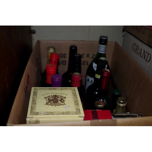 606 - A mixed lot of alcohol, to include: a 75cl bottle of Lanson Ratafia de Champagne, in card box. (17)... 