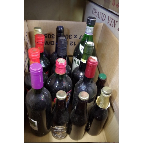 606 - A mixed lot of alcohol, to include: a 75cl bottle of Lanson Ratafia de Champagne, in card box. (17)... 