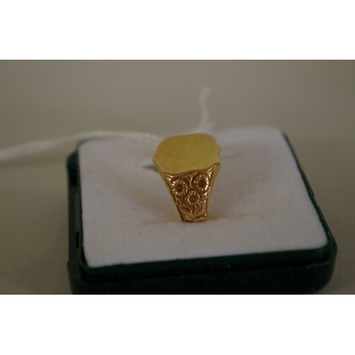 113 - An 18ct gold signet ring, 6.6g.