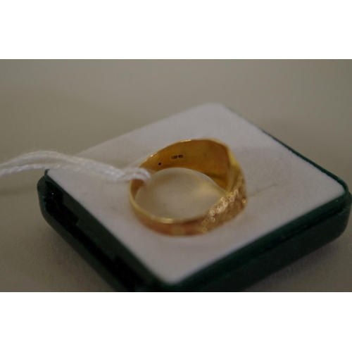 113 - An 18ct gold signet ring, 6.6g.