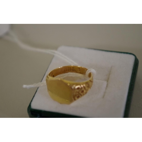 113 - An 18ct gold signet ring, 6.6g.