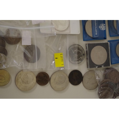 220 - A quantity of British and World coins; to include a Pope Paul Vl silver commemorative medal; ten var... 