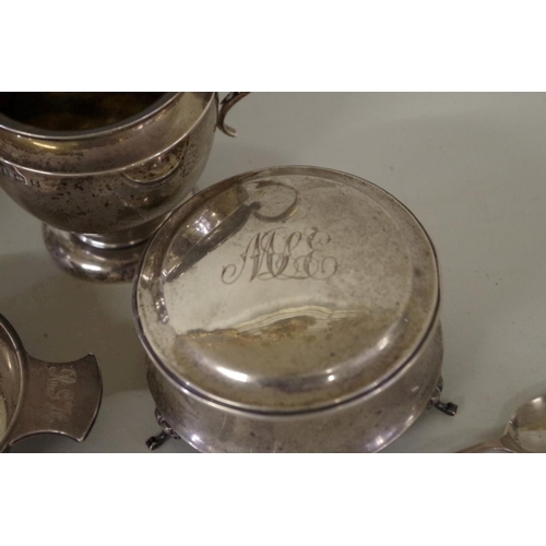 73 - A small group of silver items, to include: a silver jewel casket, Chester 1914; a silver tankard; an... 