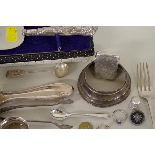 80 - A quantity of silver and metal items, to include a silver cheroot holder case; two silver thimbles; ... 