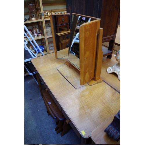 1207 - A 1950s Gordon Russell walnut dressing table and matching three drawer chest, 121cm wide and 91.5cm ... 