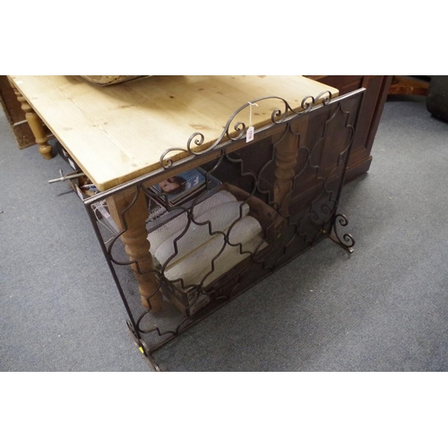 1716 - A wrought iron fire guard, 105.5cm wide. 