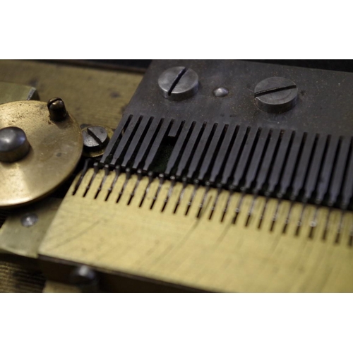 1737 - A late 19th century table top Symphonion, with twin combs, (one tooth broken), 28.5cm wide, with fou... 