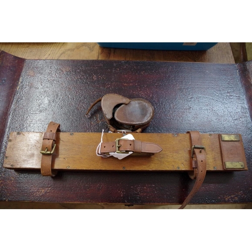 1760 - A World War I period brass pocket compass, in leather case; together with another item. ... 