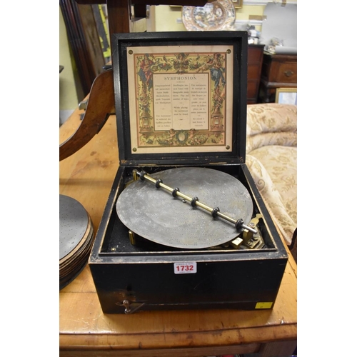 1732 - A late 19th century table top Symphonion, with twin combs, (one tooth broken), 28.5cm wide, with fou... 