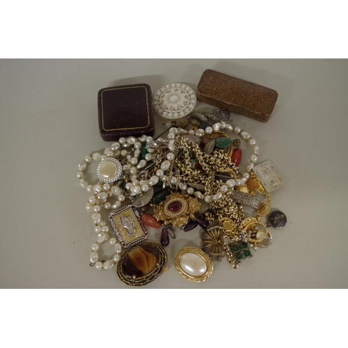 200 - A small bag of costume jewellery, to include brooches; beaded necklaces etc.