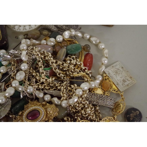 200 - A small bag of costume jewellery, to include brooches; beaded necklaces etc.