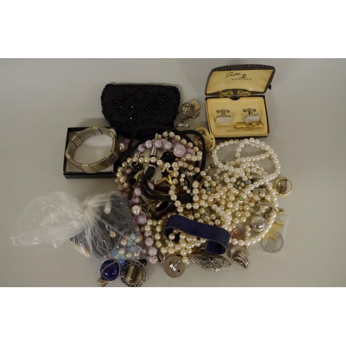 203 - A quantity of costume jewellery.