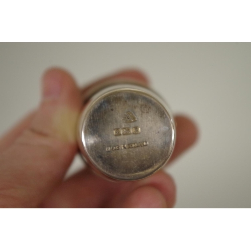 35 - A cased silver three piece condiment set, by Adie Bros, Birmingham 1941, 70g.... 
