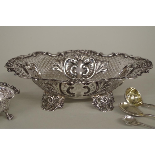 77 - A Victorian silver pierced oval sweetmeat dish, by Sibrey, Hall & Co, London 1893, 19 x14cm; tog... 