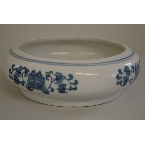 510 - A mixed group of Chinese blue and white porcelain, to include a chestnut basket. (8)... 