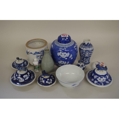 563 - A mixed group of Chinese porcelain, comprising: a blue and white prunus jar and cover, 15.5cm high; ... 