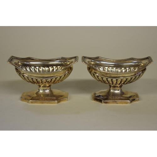 64 - A pair of George III silver pedestal salts, by Robert & Samuel Hennell, London 1805, 5.56cm x 9.... 