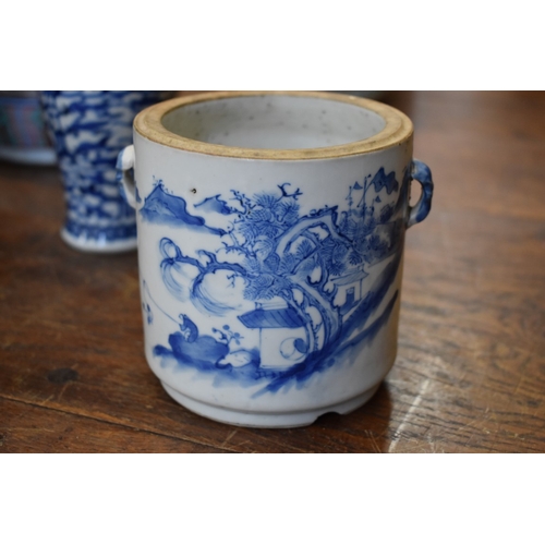 563 - A mixed group of Chinese porcelain, comprising: a blue and white prunus jar and cover, 15.5cm high; ... 