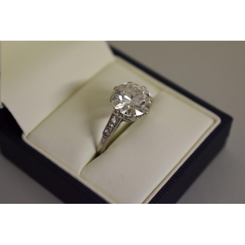 280 - A 4.8ct diamond and platinum ring, old European cut, colour J/K, clarity VS1/VS2, the shoulders set ... 