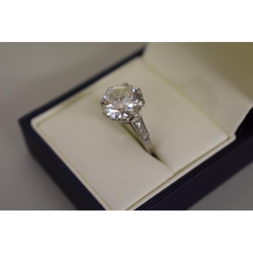 280 - A 4.8ct diamond and platinum ring, old European cut, colour J/K, clarity VS1/VS2, the shoulders set ... 