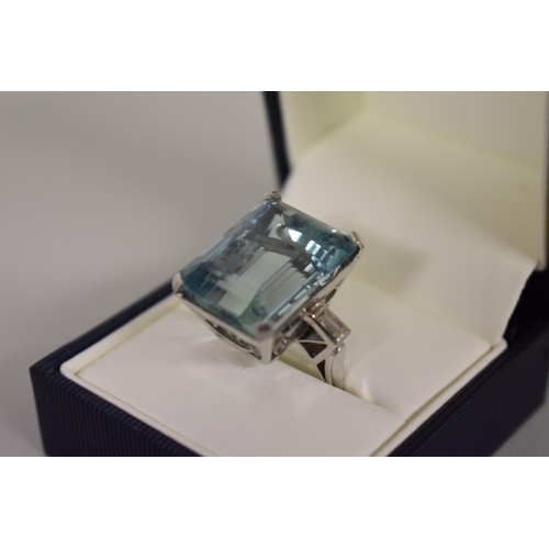 292 - A large rectangular aquamarine cocktail ring, having baguette diamond shoulders, unmarked.... 