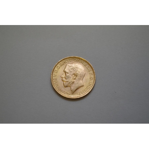 367 - A George V 1915 gold sovereign.