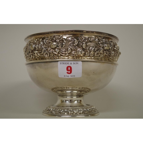 9 - An Edwardian silver pedestal bowl, by Walker & Hall, Sheffield 1901, having embossed rim, 12cm, ... 