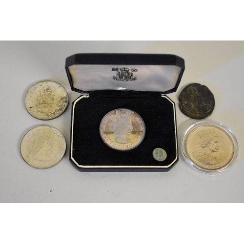 189 - Coins: a cased QEII 1964 Bermuda crown; together with two other uncased examples; a 2002 five pound ... 