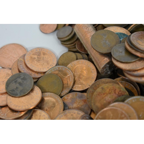 194 - Coins: a quantity of George V & George IV 1/12 Anna copper coins, in a wooden storage box.... 