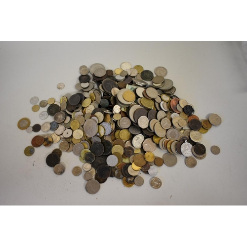 197 - Coins: a quantity of world coins, to include a quantity of GB copper pennies and half pennies dated ... 