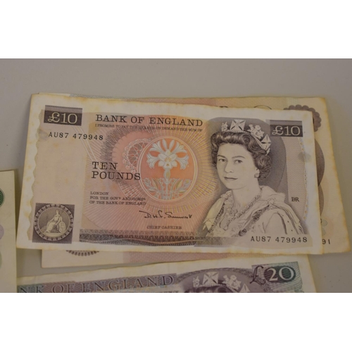 205 - Banknotes: a quantity of British bank notes, to include a Beale one pound note; two Beale ten shilli... 