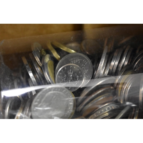 210 - Coins: a large quantity of British and World coins and bank notes.