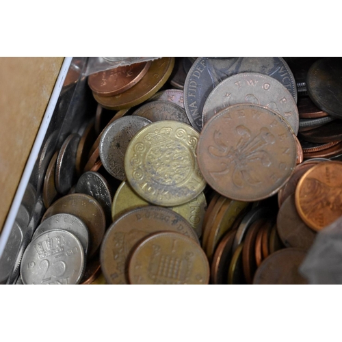 210 - Coins: a large quantity of British and World coins and bank notes.