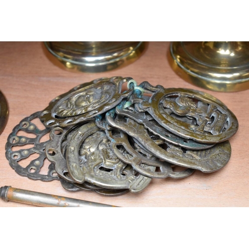 1190 - A small quantity of brass and other metalware. 